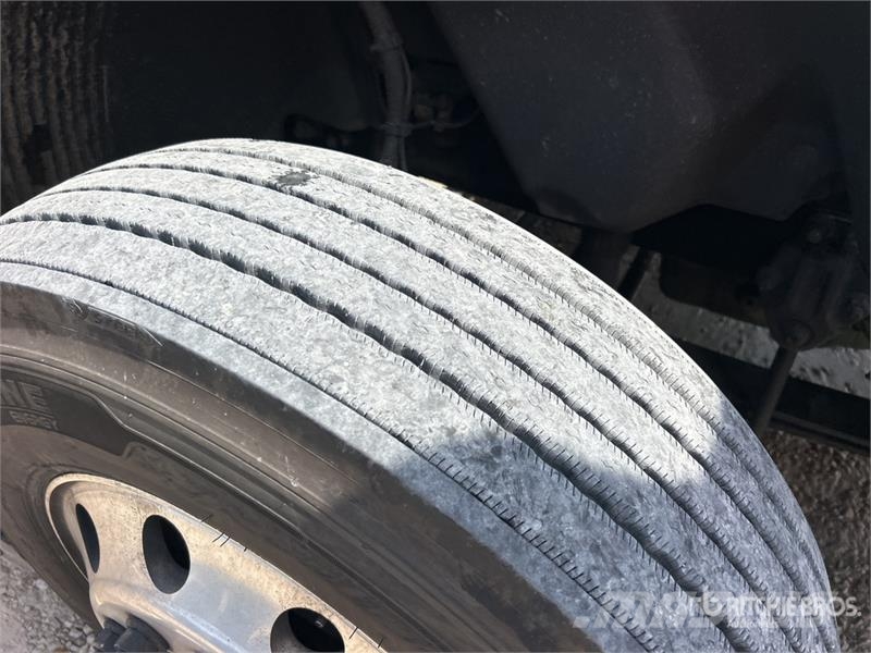 Volvo VNL760 中古トラクターヘッド | トレーラーヘッド