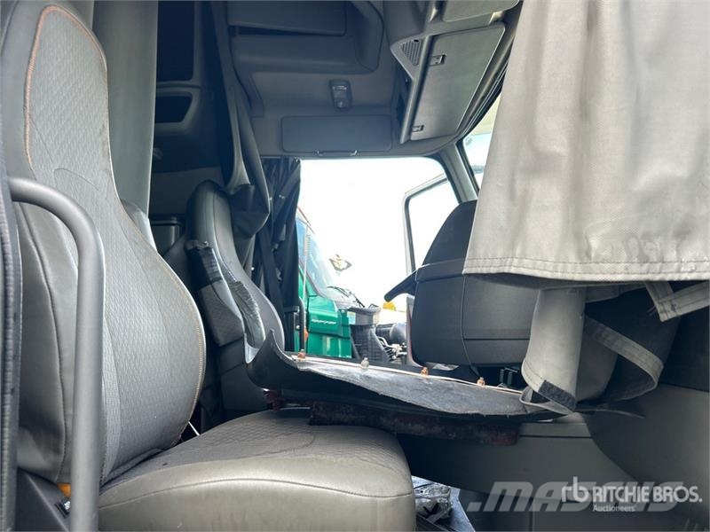 Volvo VNL760 中古トラクターヘッド | トレーラーヘッド