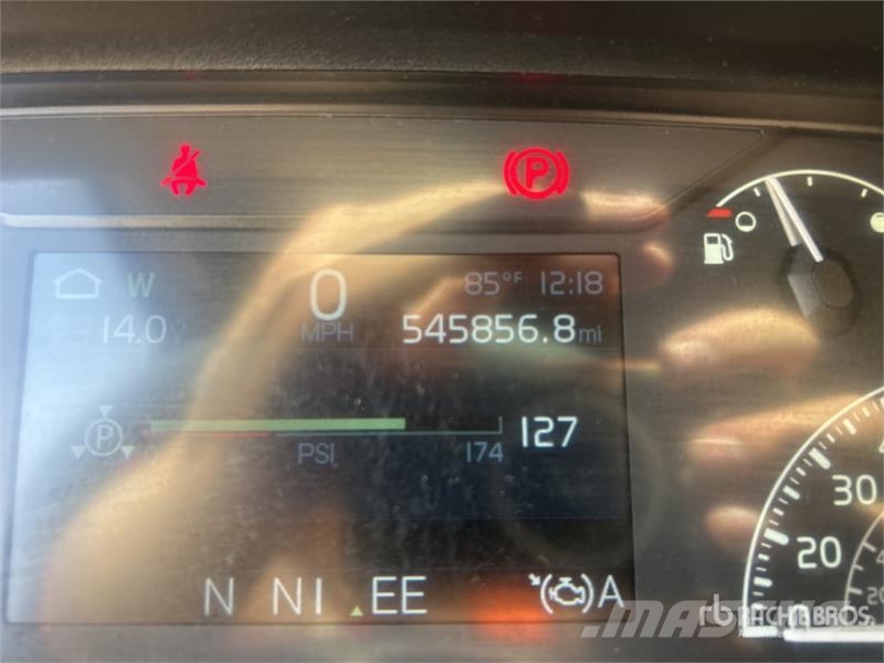 Volvo VNL760 中古トラクターヘッド | トレーラーヘッド