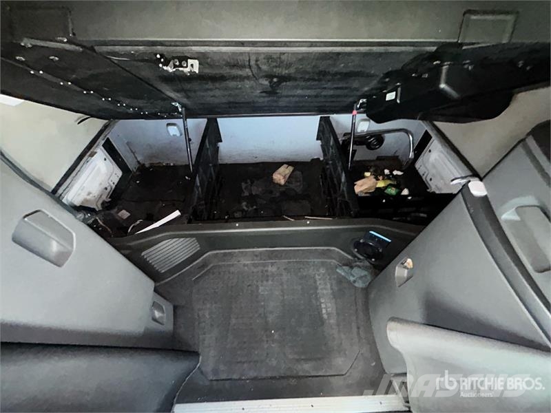 Volvo VNL760 中古トラクターヘッド | トレーラーヘッド
