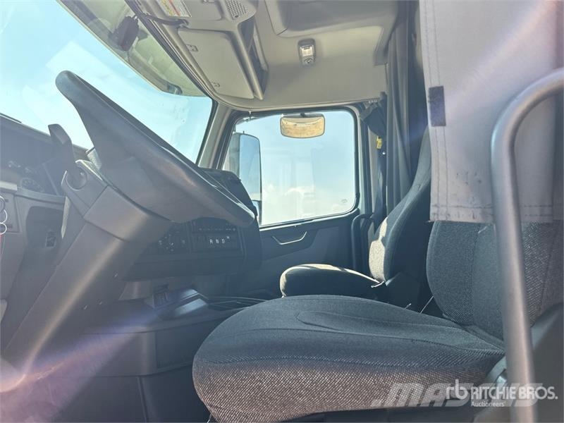 Volvo VNL780 6x4 T/A Sleeper Truck Tractor Trækkere