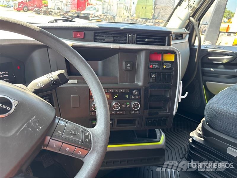 Volvo VNL860 Trekkers