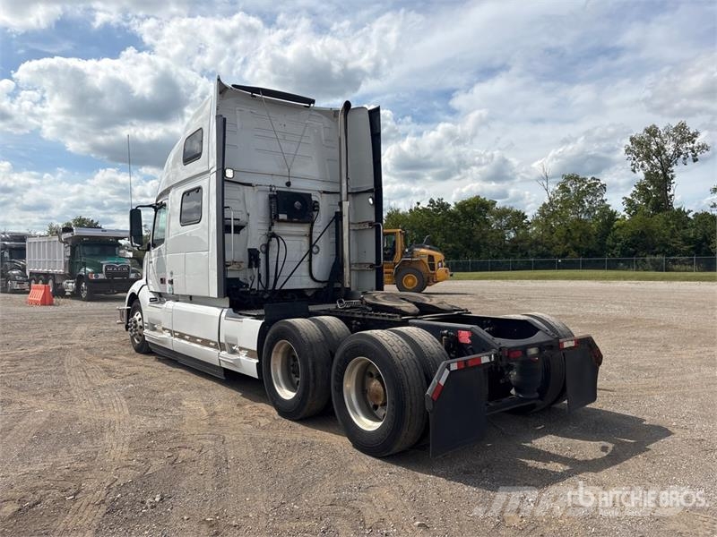 Volvo VNL860 Vetopöytäautot