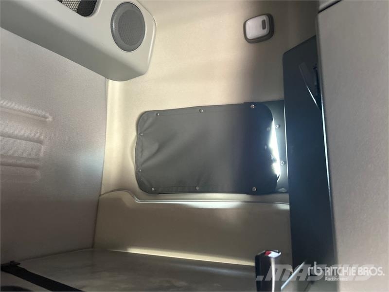 Volvo VNL860 Vetopöytäautot