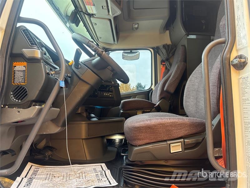 Volvo VNL860 Vetopöytäautot