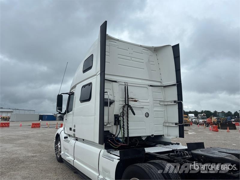 Volvo VNL860 Vetopöytäautot