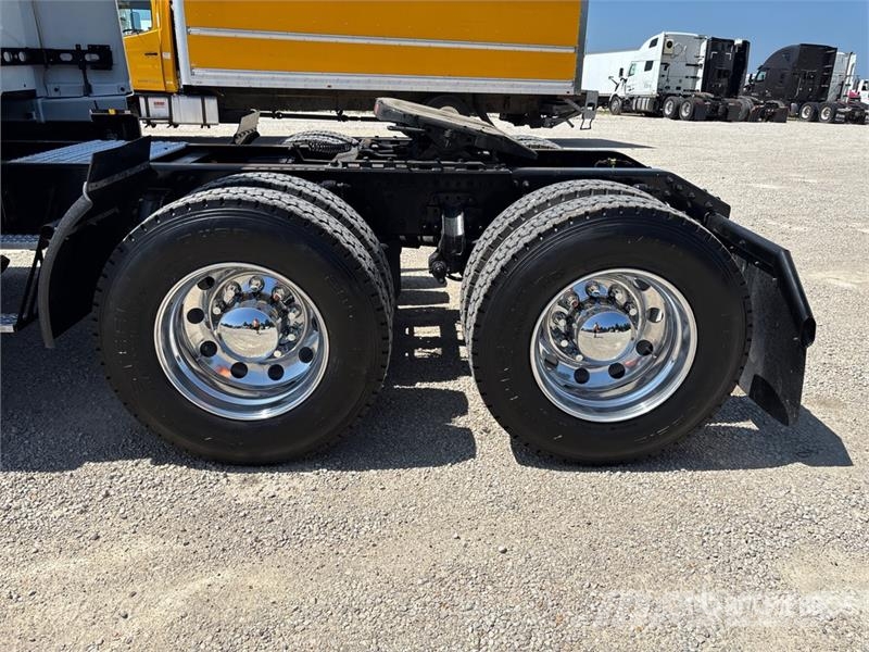 Volvo VNL860 Trekkers