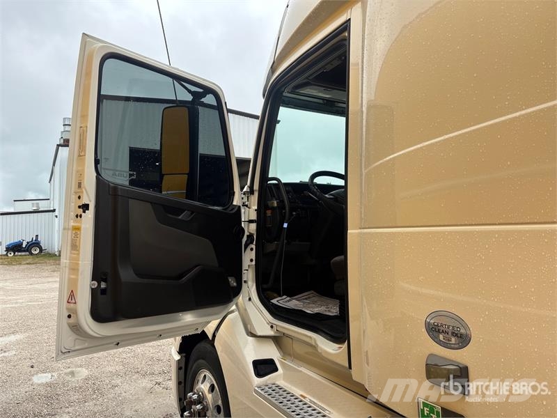 Volvo VNL860 Vetopöytäautot