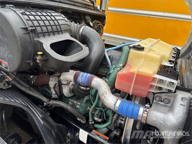 Volvo VNL860 Vetopöytäautot