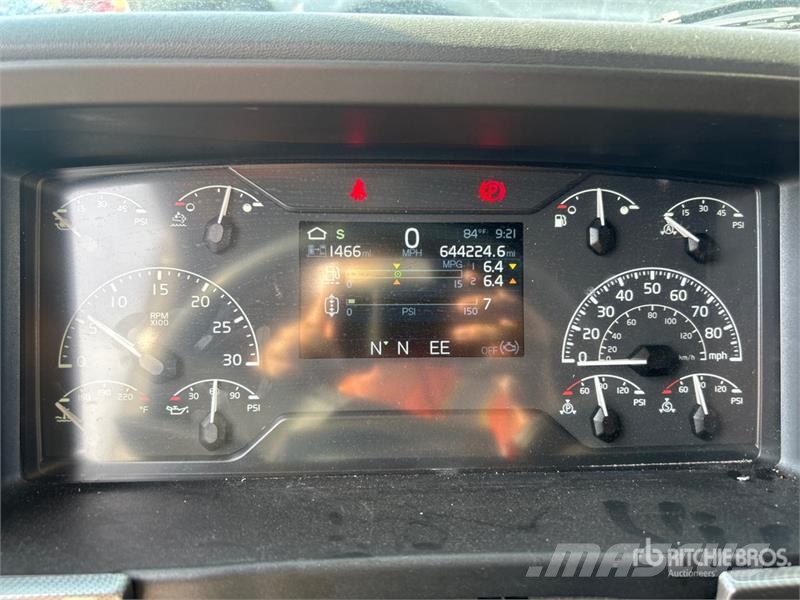 Volvo VNL860 Vetopöytäautot