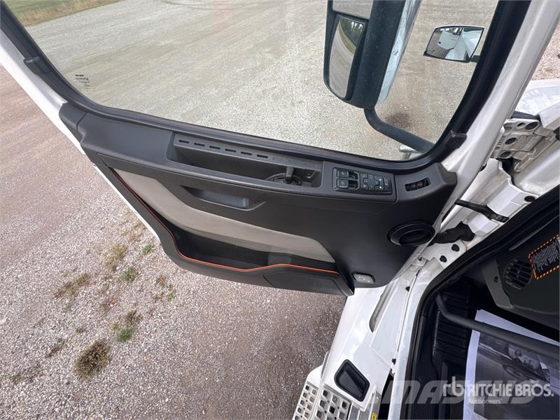 Volvo VNL860 Vetopöytäautot