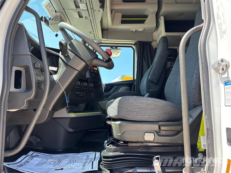 Volvo VNL860 Trekkers