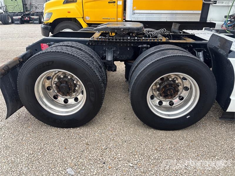Volvo VNL860 Vetopöytäautot