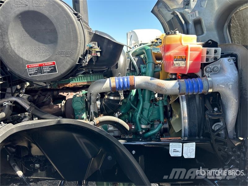 Volvo VNL860 Vetopöytäautot