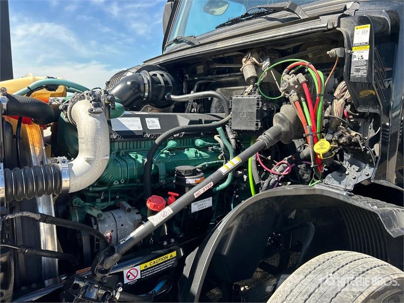 Volvo VNL860 Vetopöytäautot