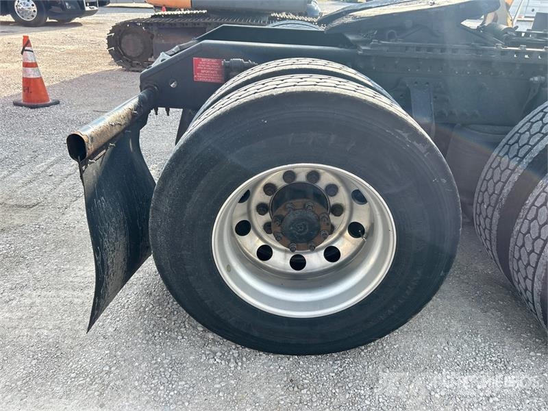 Volvo VNL860 Vetopöytäautot