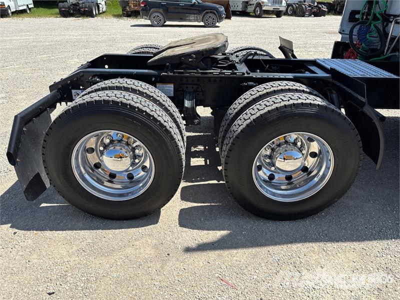 Volvo VNL860 Trekkers
