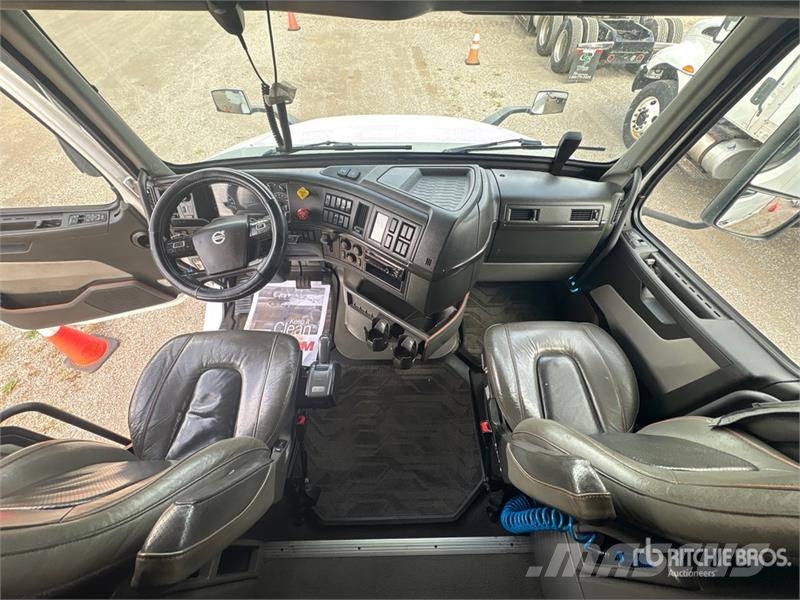 Volvo VNL860 Vetopöytäautot
