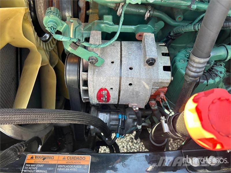 Volvo VNL860 Vetopöytäautot