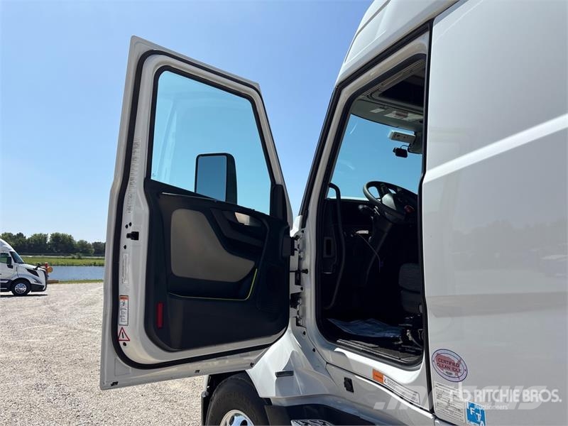 Volvo VNL860 Trekkers