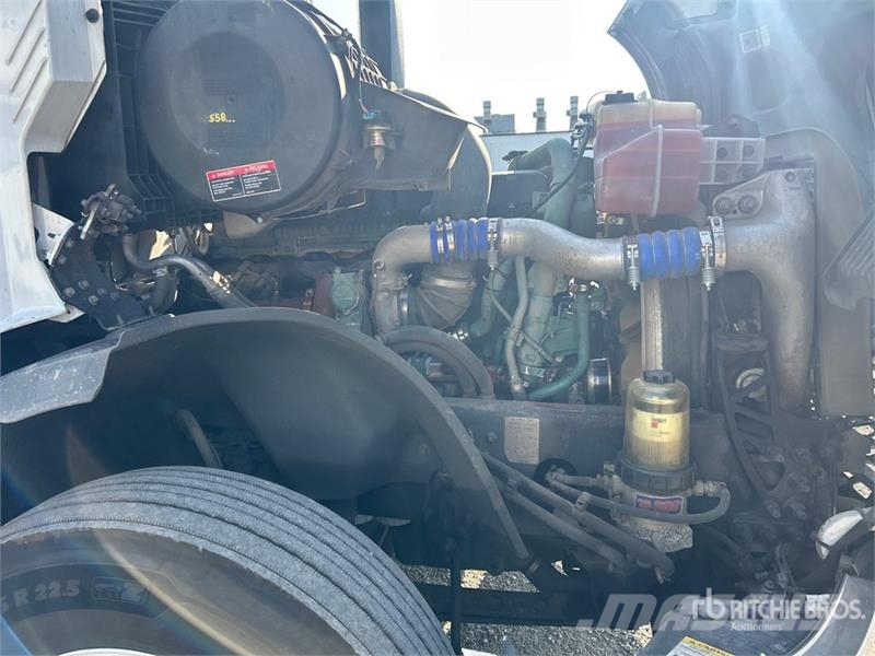 Volvo VNL860 Vetopöytäautot