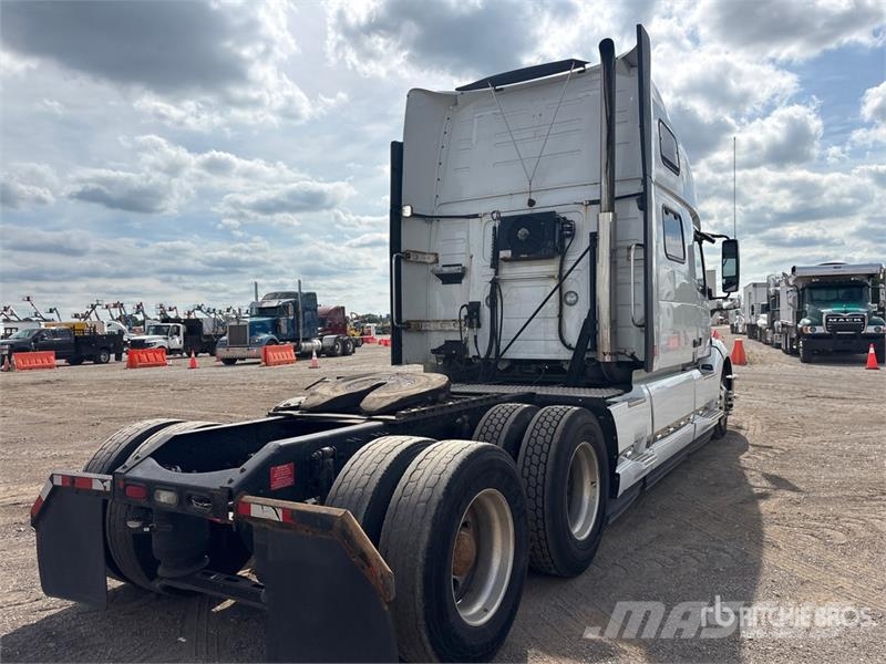 Volvo VNL860 Vetopöytäautot
