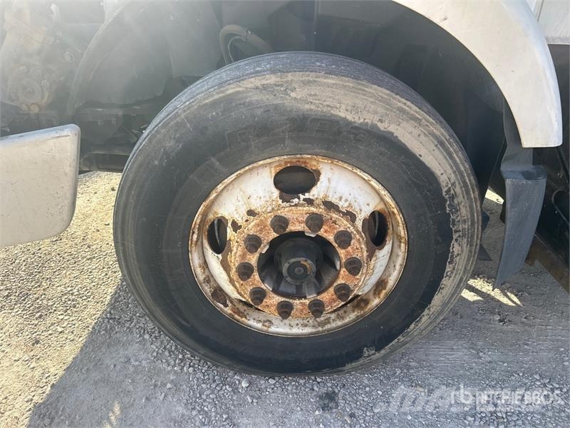 Volvo VNM 牵引车