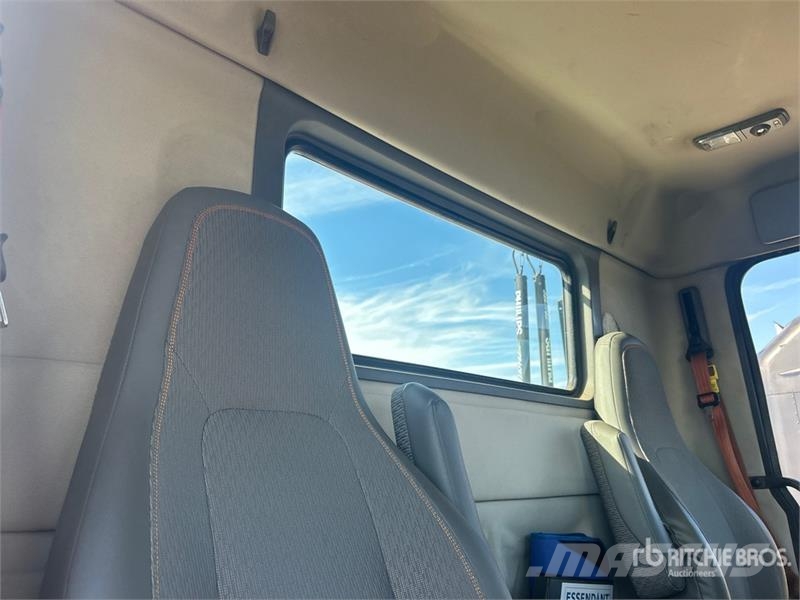 Volvo VNR 6x4 T/A Day Cab Truck Tractor Trekkers