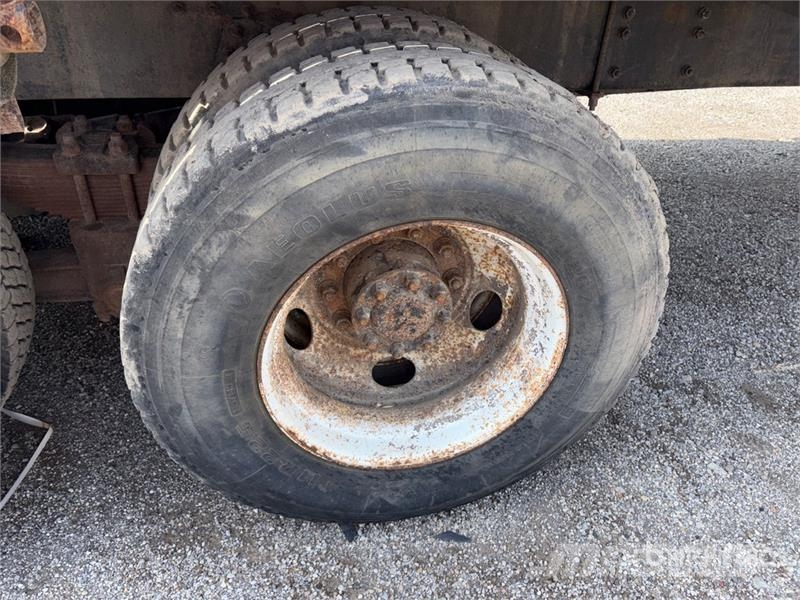 Volvo WG Camiones de cama baja