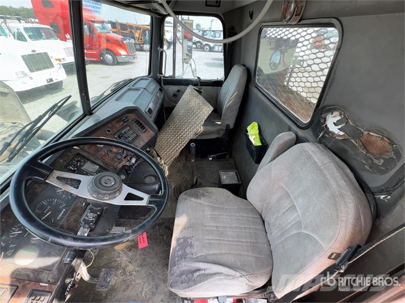 Volvo WG Camiones de cama baja