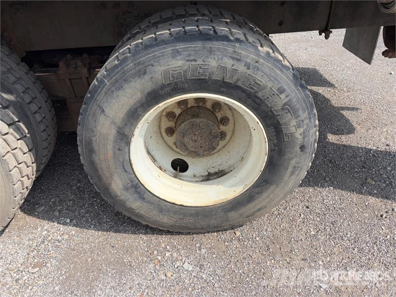 Volvo WG Camiones de cama baja