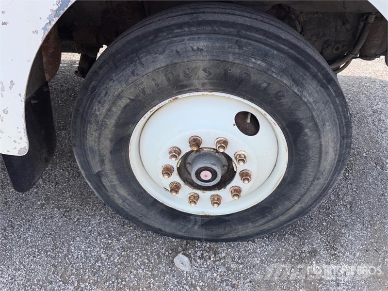 Volvo WG Camiones de cama baja