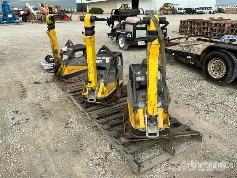 Wacker Neuson of (3) Wacker Neuson Reversible DPU5545 and (1) BP دكاكات أفقية