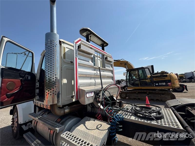Western Star 4900 6x4 T/A Day Cab Truck Tractor Vetopöytäautot