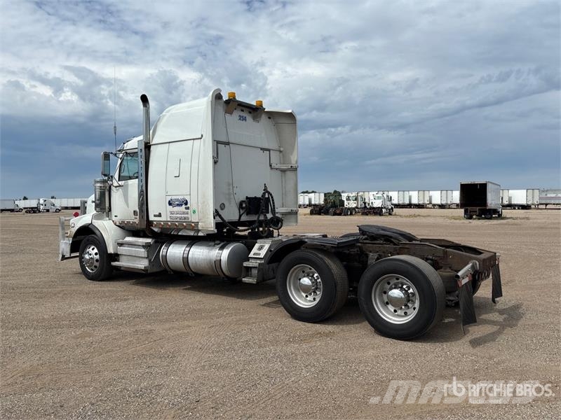 Western Star 4900 6x4 T/A Sleeper Truck Tractor Vetopöytäautot