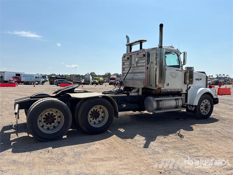 Western Star 4900 6x4 T/A Day Cab Truck Tractor Vetopöytäautot