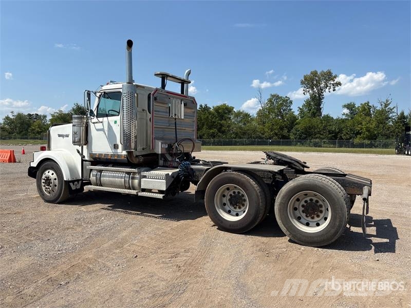 Western Star 4900 6x4 T/A Day Cab Truck Tractor Vetopöytäautot