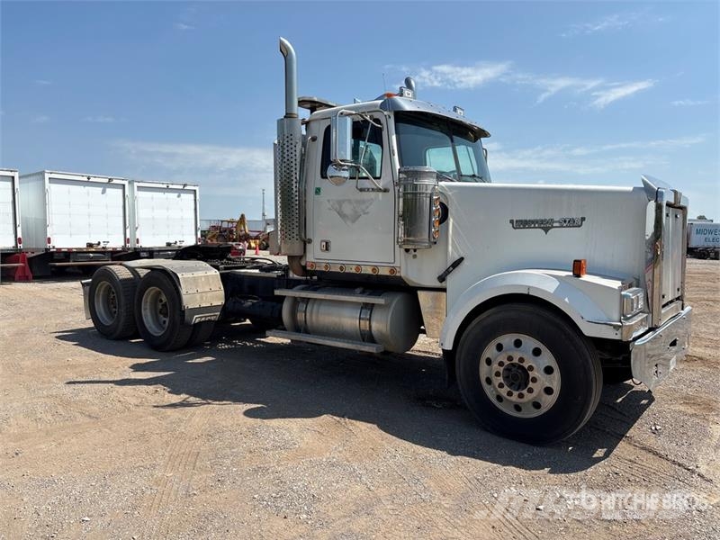 Western Star 4900 6x4 T/A Day Cab Truck Tractor Vetopöytäautot