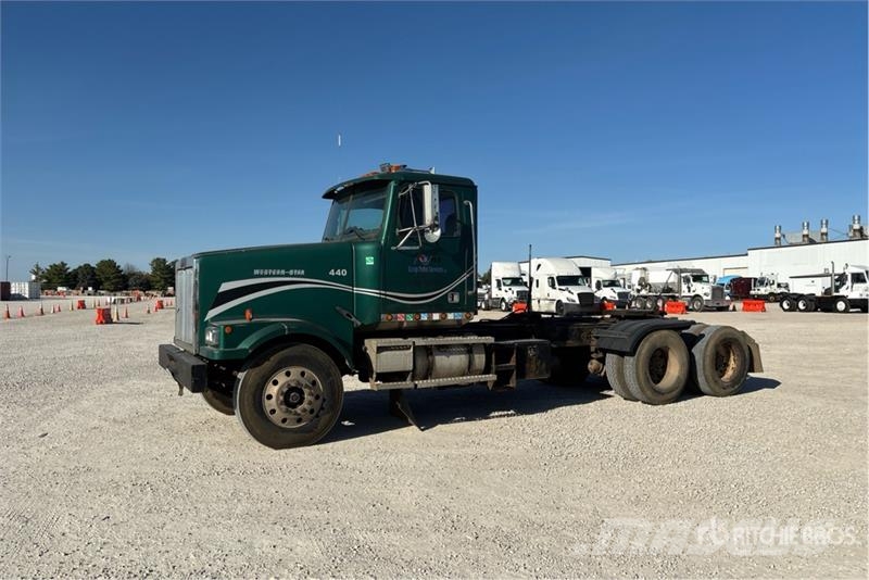 Western Star 4900 Series 6x4 T/A Day Cab Truck Tractor Vlačilci