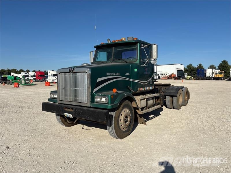 Western Star 4900 Series 6x4 T/A Day Cab Truck Tractor Vetopöytäautot