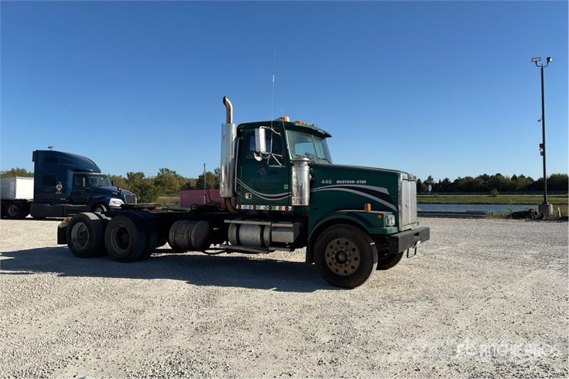 Western Star 4900 Series 6x4 T/A Day Cab Truck Tractor Vlačilci