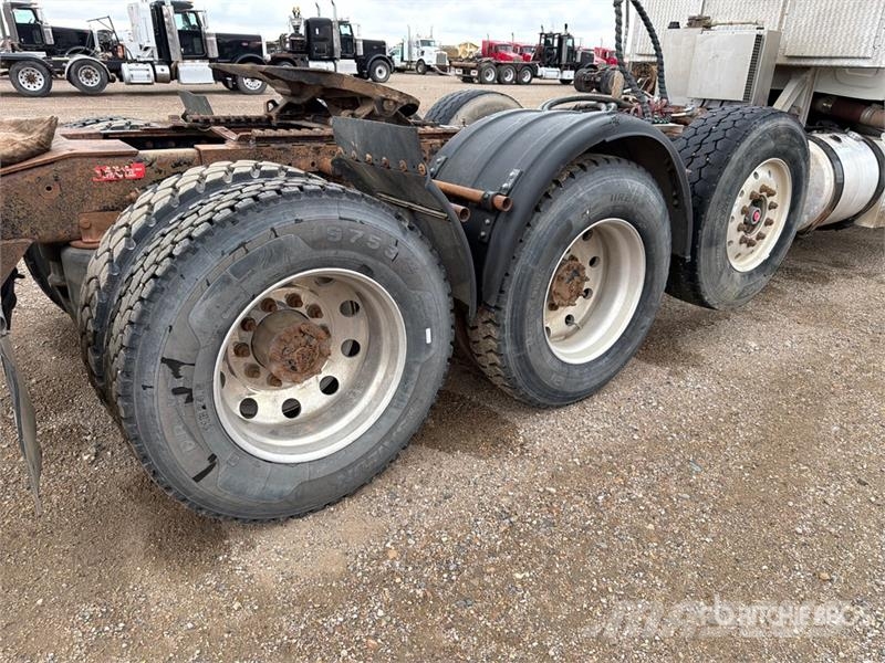 Western Star 4900FA 8x4 Tri/A Day Cab Truck Tractor Vetopöytäautot
