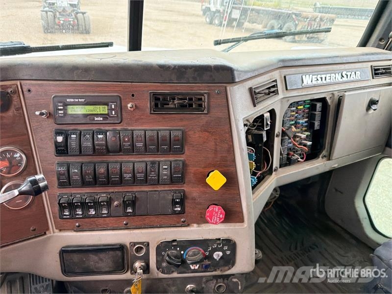 Western Star 4900FA 8x4 Tri/A Day Cab Truck Tractor Vetopöytäautot