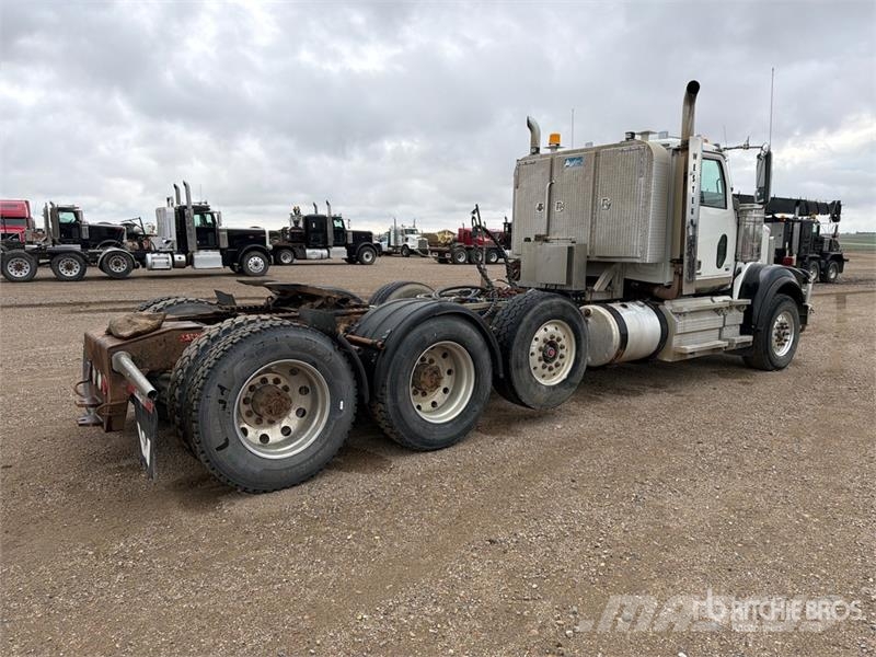 Western Star 4900FA 8x4 Tri/A Day Cab Truck Tractor Vetopöytäautot