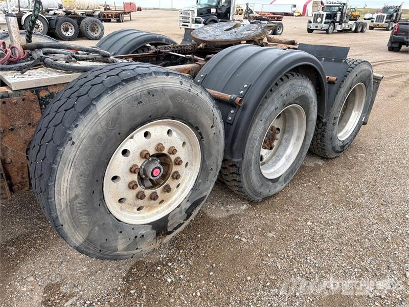 Western Star 4900FA 8x4 Tri/A Day Cab Truck Tractor Vetopöytäautot