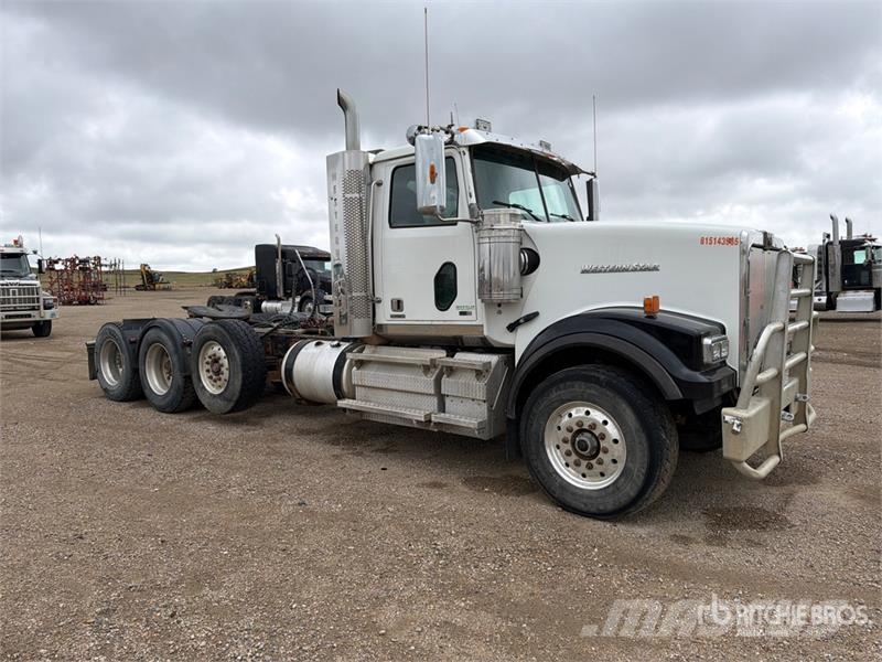 Western Star 4900FA 8x4 Tri/A Day Cab Truck Tractor Vetopöytäautot