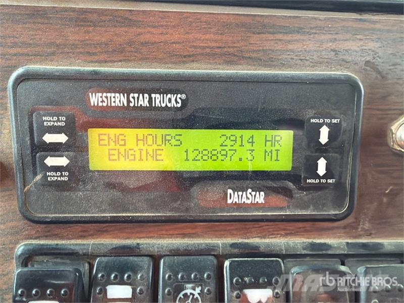 Western Star 4900FA 8x4 Tri/A Day Cab Truck Tractor Vetopöytäautot