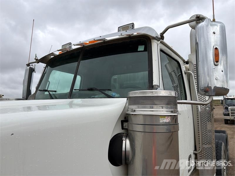 Western Star 4900FA 8x4 Tri/A Day Cab Truck Tractor Vetopöytäautot