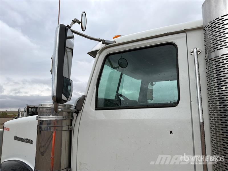 Western Star 4900FA 8x4 Tri/A Day Cab Truck Tractor Vetopöytäautot