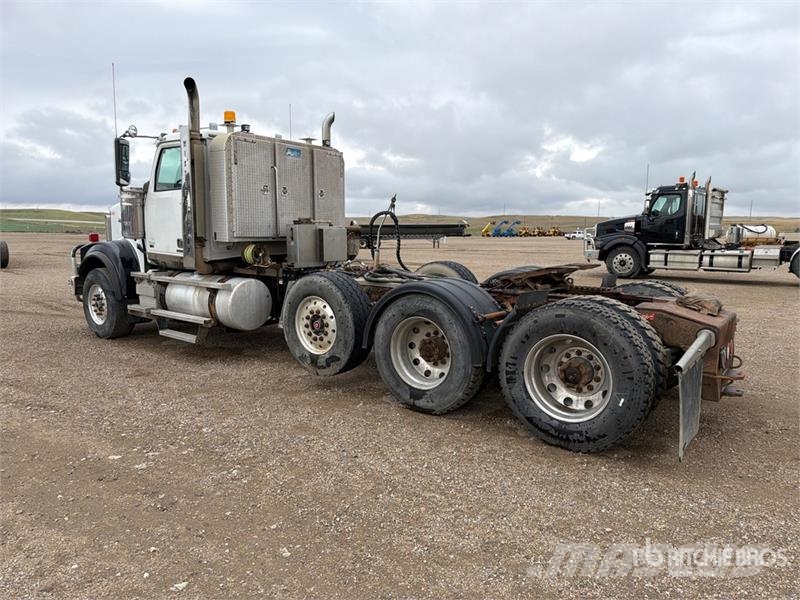 Western Star 4900FA 8x4 Tri/A Day Cab Truck Tractor Vetopöytäautot